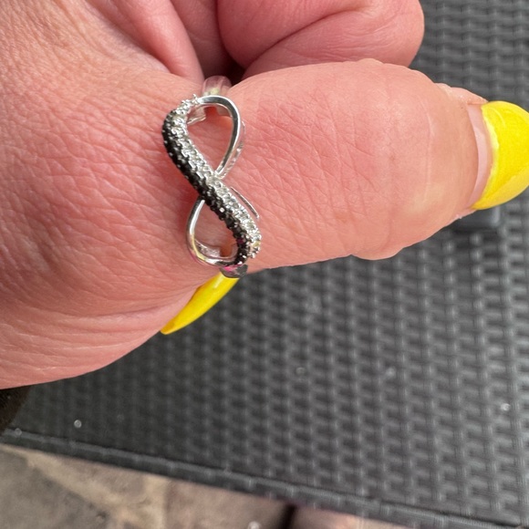 Size 8 Silver Legacy Infinity Ring with black and white diamonds - Picture 5 of 9